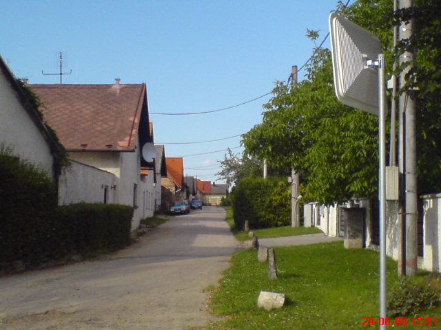 Hlavní cesta přes ves od Dobronína