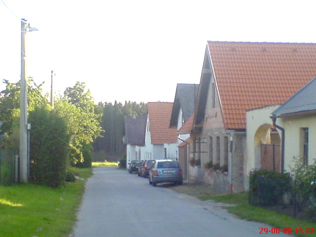 Hlavní cesta přes ves od Polné a Ždírce
